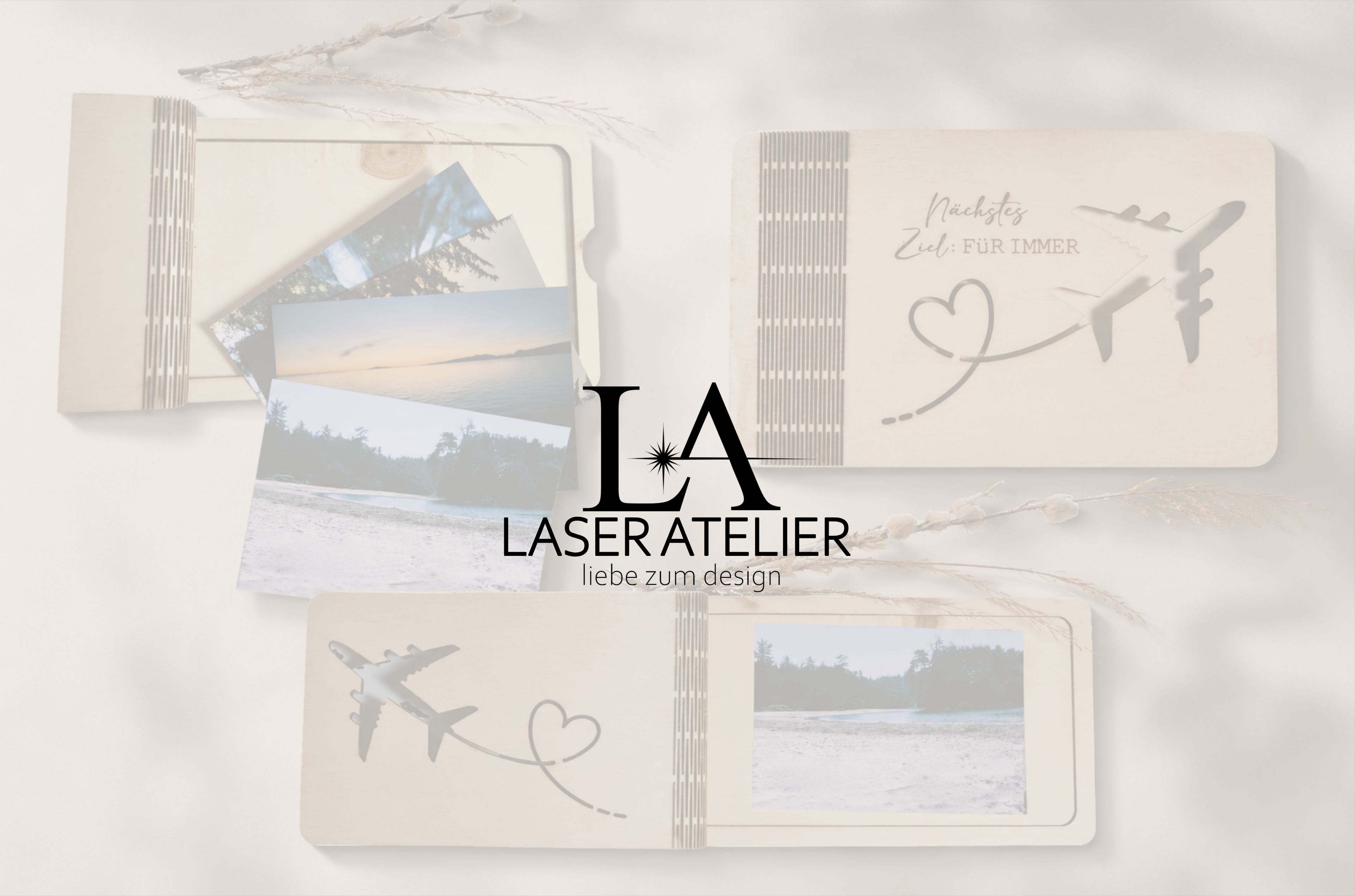 Eine Collage von handgefertigten Holz-Fotoalben der Marke „Laser Atelier – Liebe zum Design“. Die Alben zeigen filigrane Lasergravuren, darunter ein Flugzeug mit einer Herz-Kondensstreifen-Spur und der Schriftzug „Nächstes Ziel: FÜR IMMER“. Zwischen den Alben liegen ausgedruckte Landschaftsfotos von Wäldern und Seen. Das Design ist minimalistisch und rustikal, unterstrichen durch helle Holztöne und eine natürliche Präsentation auf Gräsern.
